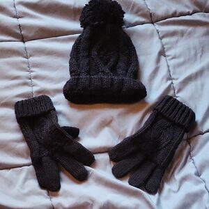 West Loop Black Knit Gloves and Hat Set